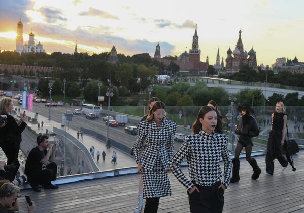 Основная программа форума включает в себя пленарные сессии, дискуссии и модные показы - Sputnik Латвия