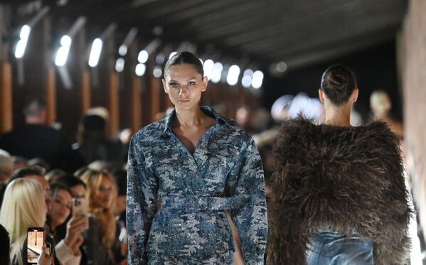 Модели во время показа коллекции одежды дизайнера Александры Серовой - Sputnik Латвия