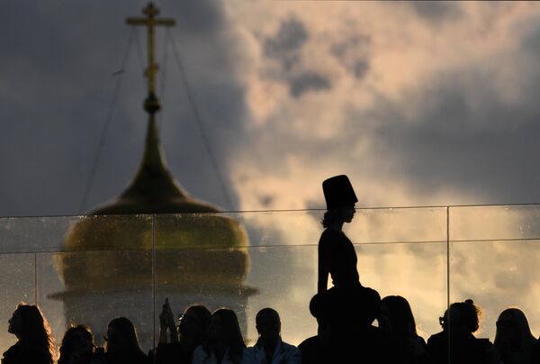 Показ мод на Парящем мосту в парке &quot;Зарядье&quot;  в рамках Международного форума BRICS+ Fashion Summit  - Sputnik Латвия