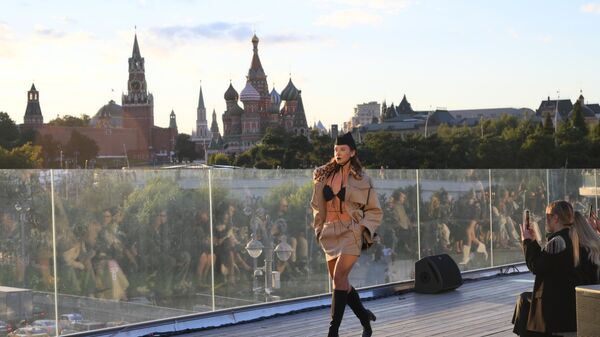 Модель дефилирует по Парящему мосту в парке Зарядье  - Sputnik Латвия