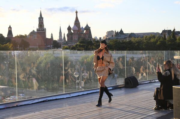 Модель дефилирует по Парящему мосту  - Sputnik Латвия