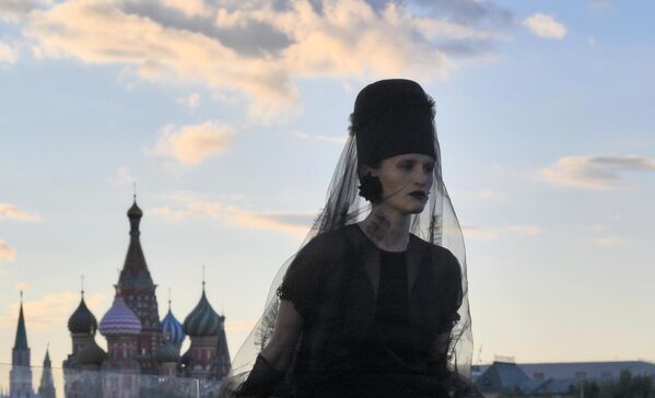 На выставке представлены национальные костюмы народов Урала, Башкортостана, Татарстана, Якутии, Кабардино-Балкарии и других российских регионов - Sputnik Латвия