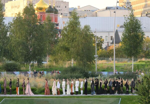 Модели перед началом показа мод в рамках BRICS+ Fashion Summit в парке &quot;Зарядье&quot;  - Sputnik Латвия
