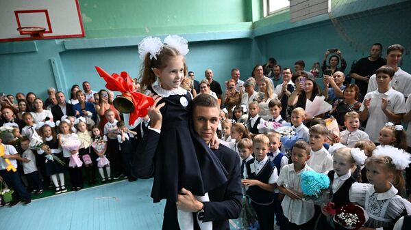 Первый звонок на торжественной линейке, посвященной началу учебного года, в гимназии №2 во Владивостоке - Sputnik Латвия