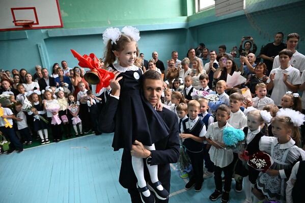 Первый звонок на торжественной линейке в гимназии №2 во Владивостоке. - Sputnik Латвия