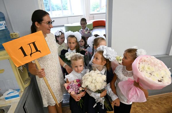 Первоклассники после линейки, посвященной началу учебного года, в гимназии №2 во Владивостоке - Sputnik Латвия