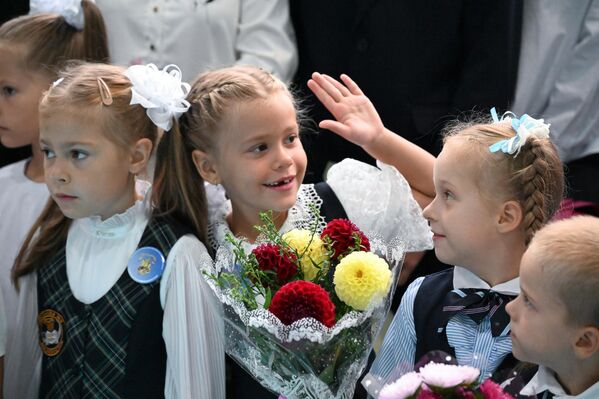 Первоклассники на торжественной линейке в гимназии №2 во Владивостоке - Sputnik Латвия