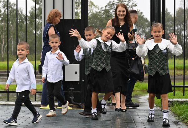 Школьники перед началом линейки, посвященной началу учебного года и открытию новой школы №25 им. А.П. Чехова в Южно-Сахалинске - Sputnik Латвия