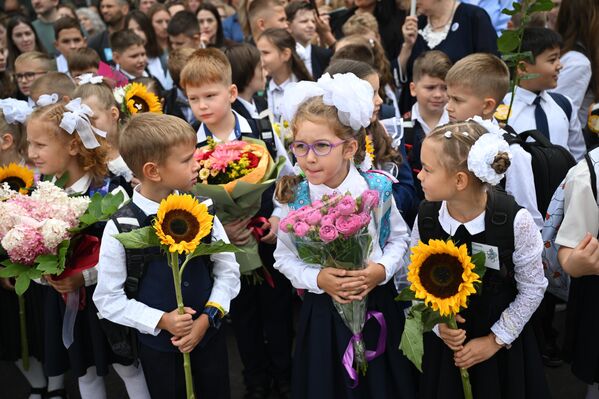 Первоклассники на  линейке, посвященной началу учебного года, в образовательном центре &quot;Протон&quot; в Москве - Sputnik Латвия