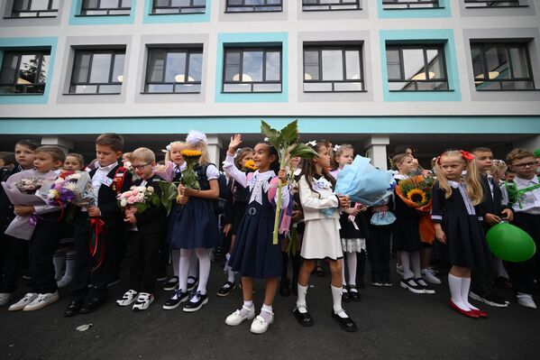Школьники на торжественной линейке в образовательном центре &quot;Протон&quot; в Москве - Sputnik Латвия
