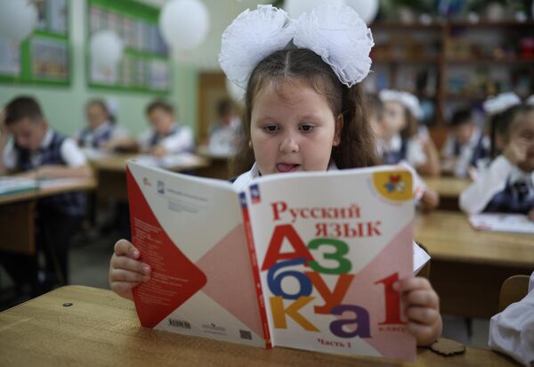 Школьница во время классного собрания в школе №5 им. М.А. Ромашины в Тимашевске - Sputnik Латвия