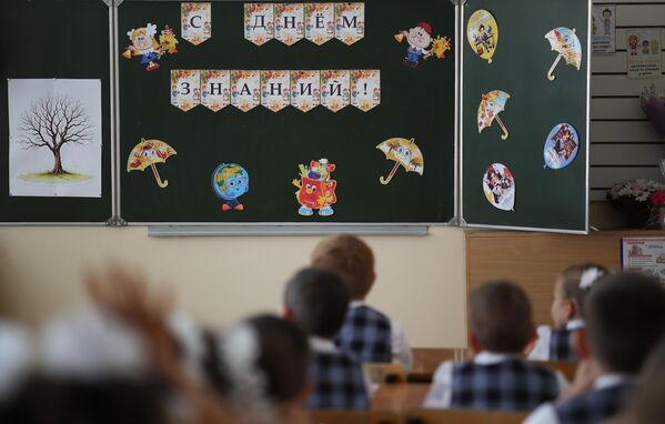 Школьники во время классного собрания в школе №5 им. М.А. Ромашины в Тимашевске - Sputnik Латвия