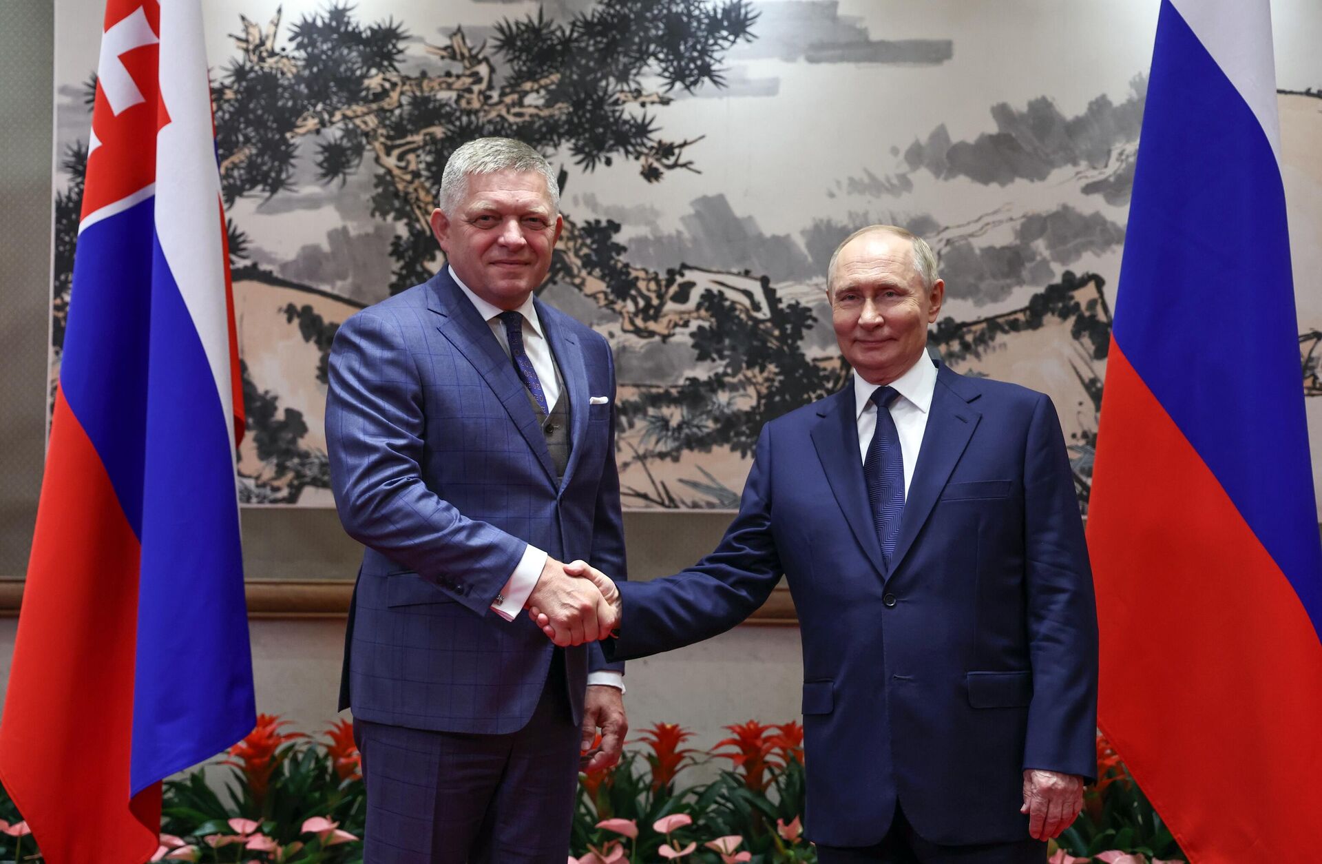 Президент РФ Владимир Путин и премьер-министр Словакии Роберт Фицо (слева) во время встречи в Пекине 2 сентября 2025 Президент РФ Владимир Путин и премьер-министр Словакии Роберт Фицо (слева) во время встречи в Пекине 2 сентября 2025 - Sputnik Латвия, 1920, 02.09.2025