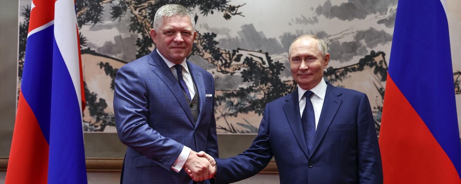 Президент РФ Владимир Путин и премьер-министр Словакии Роберт Фицо (слева) во время встречи в Пекине 2 сентября 2025 - Sputnik Латвия, 1920, 19.04.2026