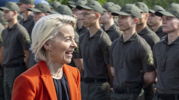 Председатель Европейской комиссии Урсула фон дер Ляйен во время визита в Литву  - Sputnik Латвия