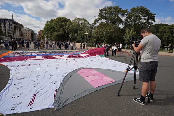 Всего на пошив гигантской майки потратили примерно 500 обычных маек  - Sputnik Латвия