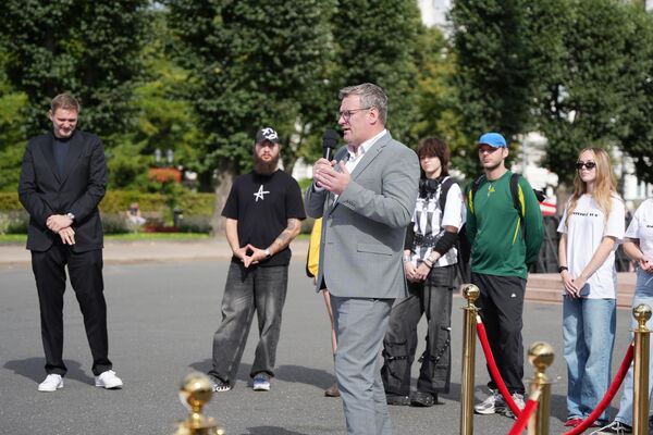 Мэр Риги Виестурс Клейнбергс во время презентации самой большой в мире баскетбольной майки - Sputnik Латвия