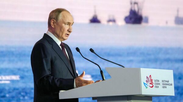 Президент РФ Владимир Путин выступает на Восточном экономическом форуме - Sputnik Латвия