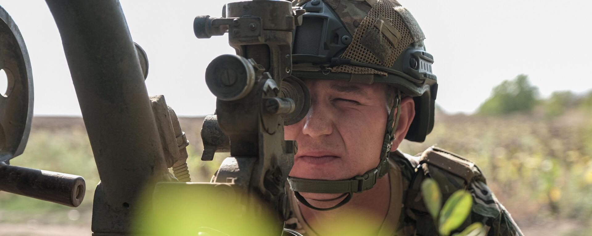 Военнослужащий расчета РСЗО Град ВС России в зоне специальной военной операции - Sputnik Латвия, 1920, 17.09.2025