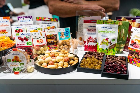 На фото: стенд с продуктами на выставке Riga Food – 2025 На фото: стенд с продуктами на выставке Riga Food – 2025 - Sputnik Латвия