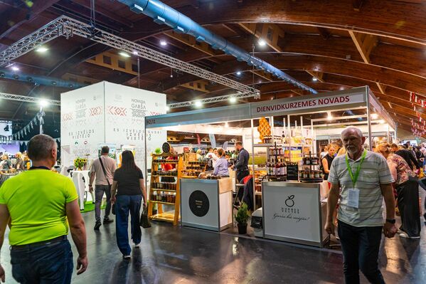 Стенды с национальными продуктами представляют 12 стран Стенды с национальными продуктами представляют 12 стран - Sputnik Латвия