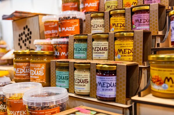 На фото: стенд с продуктами на выставке Riga Food – 2025 На фото: стенд с продуктами на выставке Riga Food – 2025 - Sputnik Латвия