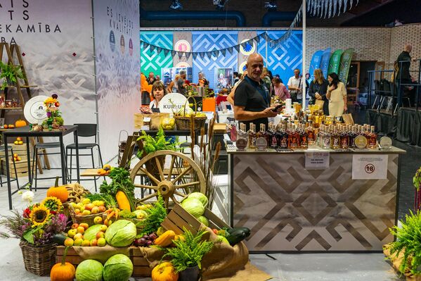 На фото: стенды с продуктами на выставке Riga Food – 2025 На фото: стенды с продуктами на выставке Riga Food – 2025 - Sputnik Латвия
