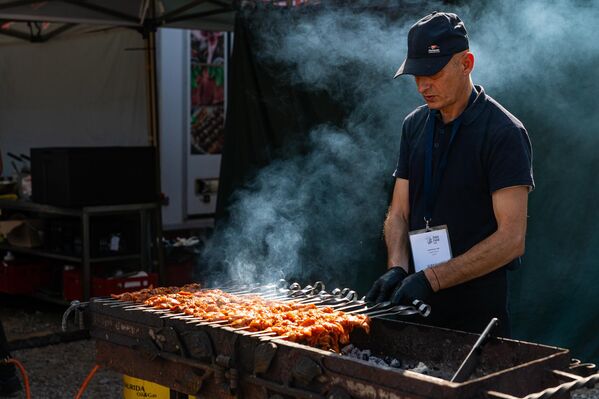 На фото: участник Riga Food – 2025 жарит шашлык На фото: участник Riga Food – 2025 жарит шашлык - Sputnik Латвия