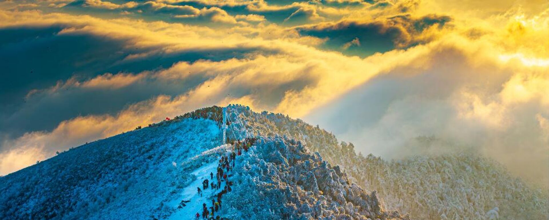  Облака окутывают покрытую снегом гору Тайцзицюань в Ханчжоу, Китай - Sputnik Латвия, 1920, 07.09.2025