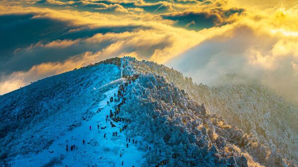  Облака окутывают покрытую снегом гору Тайцзицюань в Ханчжоу, Китай - Sputnik Латвия