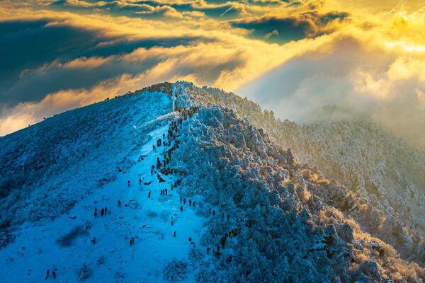Облака окутывают покрытую снегом гору Тайцзицюань в Ханчжоу, Китай. - Sputnik Латвия