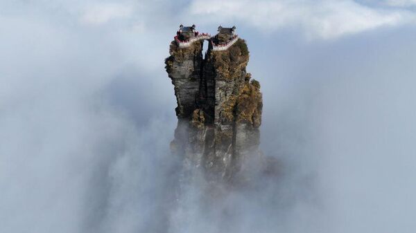 Вид с высоты птичьего полета на гору Фаньцзин, Китай. - Sputnik Латвия