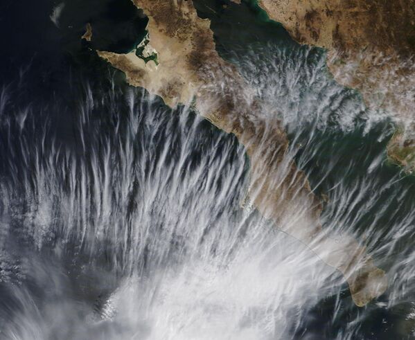 Тонкие облака создали потрясающую картину в небе над Нижней Калифорнией, Мексика. - Sputnik Латвия