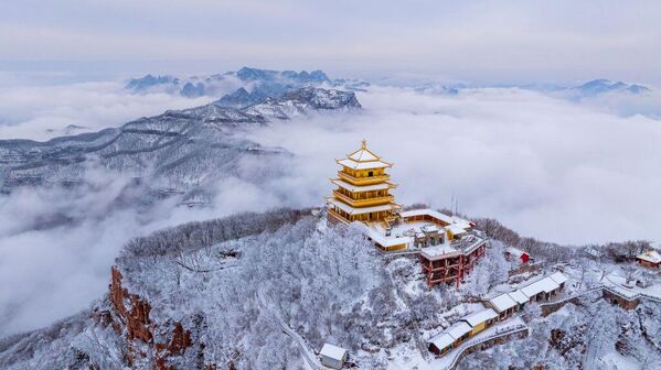 Облако окутало заснеженную гору Ванву в Цзиюане, Китай. - Sputnik Латвия