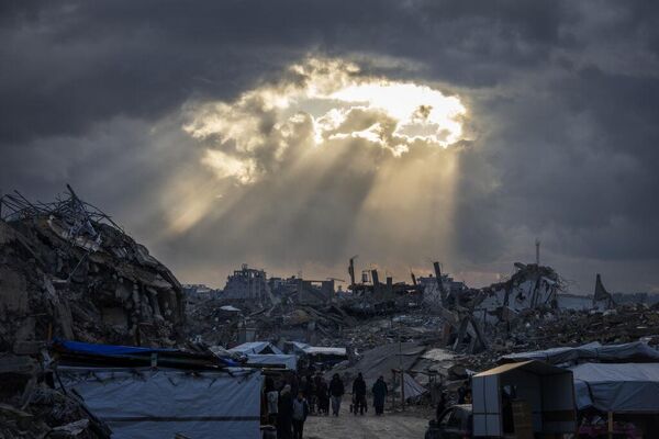 Лучи солнца пробиваются сквозь облака на обломки зданий в Палестине.  - Sputnik Латвия