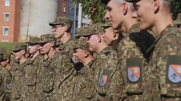 Президент Латвии Эдгарс Ринкевичс посетил базу 36-го батальона боевой поддержки Земессардзе в Лузнаве - Sputnik Латвия