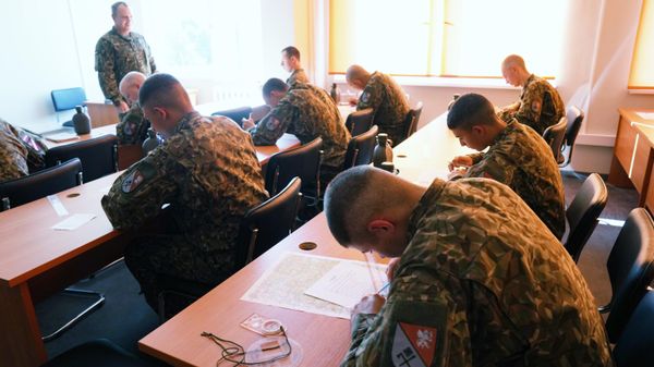 Президент Латвии Эдгарс Ринкевичс посетил базу 36-го батальона боевой поддержки Земессардзе в Лузнаве - Sputnik Латвия