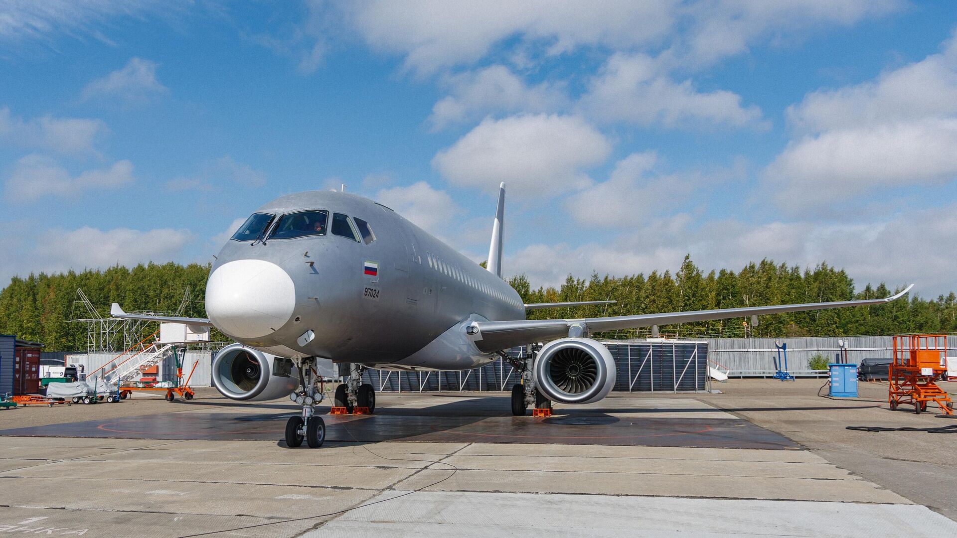 В Комсомольске-на-Амуре совершил первый полет импортозамещенный SJ-100 - Sputnik Латвия, 1920, 09.09.2025