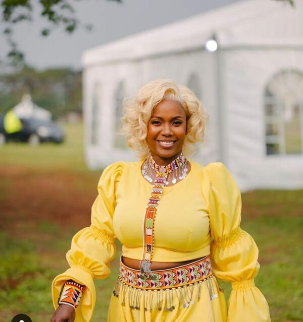 Кения: SanaipeiПесня: Flavour ("Вкус жизни")Наташа Санайпей Танде училась в Кенийском медицинском колледже, когда в 2004 году по совету семьи приняла участие в конкурсе по поиску талантов и неожиданно для самой оказалась среди трех финалисток. А дальше их объединили в музыкальное трио "Sema", и девушки сразу же выпустили успешный альбом из 17 треков под названием "Mwewe". Сегодня она известна как певица, автор песен и актриса. Кения: SanaipeiПесня: Flavour ("Вкус жизни")Наташа Санайпей Танде училась в Кенийском медицинском колледже, когда в 2004 году по совету семьи приняла участие в конкурсе по поиску талантов и неожиданно для самой оказалась среди трех финалисток. А дальше их объединили в музыкальное трио "Sema", и девушки сразу же выпустили успешный альбом из 17 треков под названием "Mwewe". Сегодня она известна как певица, автор песен и актриса. - Sputnik Латвия