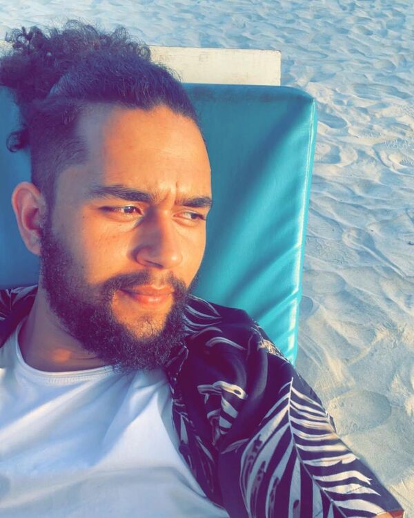 Индия: Rauhan Malik Песня: Ishq (переводится как "любовь" или "страсть")Певец, продюсер и композитор Раухан Малик начал свой профессиональный путь в 2019 году с песни “Raasta”, выпущенной под лейблом Stalwart Music Factory, в котором он был одним из основателей. В 2024 году его трек “Ishq” продержался множество недель в топ-10 индийского Billboard.Раухан активно выступает на крупных площадках и фестивалях, учится в Азиатской академии кино в Нойде, а также преподает вокал, гитару, композицию и аранжировку. Индия: Rauhan Malik Песня: Ishq (переводится как "любовь" или "страсть")Певец, продюсер и композитор Раухан Малик начал свой профессиональный путь в 2019 году с песни “Raasta”, выпущенной под лейблом Stalwart Music Factory, в котором он был одним из основателей. В 2024 году его трек “Ishq” продержался множество недель в топ-10 индийского Billboard.Раухан активно выступает на крупных площадках и фестивалях, учится в Азиатской академии кино в Нойде, а также преподает вокал, гитару, композицию и аранжировку. - Sputnik Латвия