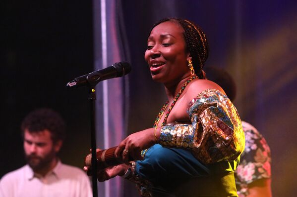 Колумбия: Nidia GongoraПесня: En Los Manglares ("В мангровых зарослях")Первоначально от этой страны была заявлена группа Las Anẽs, однако обстоятельства у артисток изменились, и Колумбию на конкурсе представит Нидия Гонгора. Основательница и солистка группы Canalón de Timbiquí, многократно побеждавшей на фестивале тихоокеанской музыки “Petronio Álvarez” в номинациях "Лучший вокал", "Лучшие аранжировки" и "Лучший ансамбль маримбы". Певица не раз попадала на обложки журналов и газет Dinero, Arcadia, The Guardian и The New York Times как одна из самых влиятельных женщин Колумбии. В ее честь назван особый вид колумбийской орхидеи – Lepanthes nidiagongorana – в национальном природном парке Фаральонес-де-Кали. Колумбия: Nidia GongoraПесня: En Los Manglares ("В мангровых зарослях")Первоначально от этой страны была заявлена группа Las Anẽs, однако обстоятельства у артисток изменились, и Колумбию на конкурсе представит Нидия Гонгора. Основательница и солистка группы Canalón de Timbiquí, многократно побеждавшей на фестивале тихоокеанской музыки “Petronio Álvarez” в номинациях "Лучший вокал", "Лучшие аранжировки" и "Лучший ансамбль маримбы". Певица не раз попадала на обложки журналов и газет Dinero, Arcadia, The Guardian и The New York Times как одна из самых влиятельных женщин Колумбии. В ее честь назван особый вид колумбийской орхидеи – Lepanthes nidiagongorana – в национальном природном парке Фаральонес-де-Кали. - Sputnik Латвия