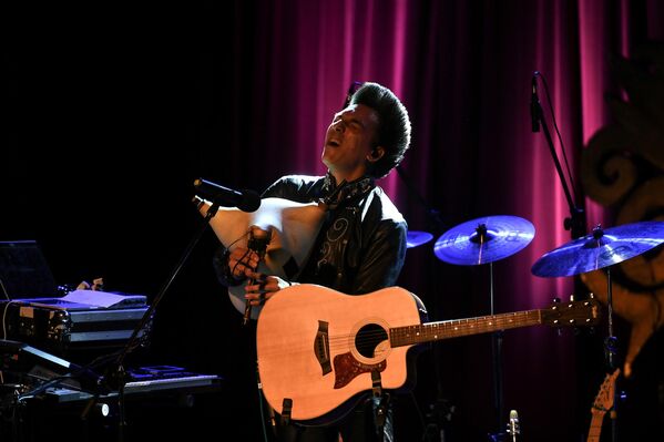 Сербия: Slobodan Trkulja & BALKANOPOLISПесня: Three Little Roses ("Три розочки")Певец и продюсер Слободан Тркуля в возрасте 10 лет самостоятельно научился играть на кларнете, а за следующие восемь лет освоил еще дюжину инструментов. Он считается одним из основателей жанра современной балканской этнической музыки. В 1997-м он создал группу Balkanopolis. Репертуар основан на традиционных балканских мелодиях и ритмах, а также древних византийских песнопениях с элементами горлового вокала. Сербия: Slobodan Trkulja & BALKANOPOLISПесня: Three Little Roses ("Три розочки")Певец и продюсер Слободан Тркуля в возрасте 10 лет самостоятельно научился играть на кларнете, а за следующие восемь лет освоил еще дюжину инструментов. Он считается одним из основателей жанра современной балканской этнической музыки. В 1997-м он создал группу Balkanopolis. Репертуар основан на традиционных балканских мелодиях и ритмах, а также древних византийских песнопениях с элементами горлового вокала. - Sputnik Латвия