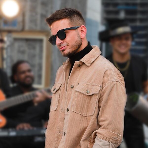 Венесуэла: Omar Acedo SanchezПесня: "Праздник мира"Певец, композитор, продюсер Омар Аседо (полное имя – Омар Рафаэль Аседо Санчес) на сцене уже 25 лет: уже в 14 лет он стал солистом оркестра Salserín, с которым работал три года. Сегодня на его счету десятки хитов, а в армии его поклонников – не один миллион. Его композиция Sólo Contigo собрала более 25 миллионов просмотров на YouTube, а в венесуэльском чарте Record Report удерживалась на первом месте 24 недели подряд. Венесуэла: Omar Acedo SanchezПесня: "Праздник мира"Певец, композитор, продюсер Омар Аседо (полное имя – Омар Рафаэль Аседо Санчес) на сцене уже 25 лет: уже в 14 лет он стал солистом оркестра Salserín, с которым работал три года. Сегодня на его счету десятки хитов, а в армии его поклонников – не один миллион. Его композиция Sólo Contigo собрала более 25 миллионов просмотров на YouTube, а в венесуэльском чарте Record Report удерживалась на первом месте 24 недели подряд. - Sputnik Латвия