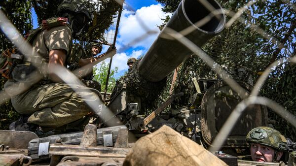 Расчет миномета 2С4 Тюльпан работает по позициям противника в зоне СВО - Sputnik Латвия
