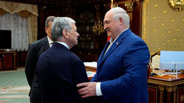 Президент Беларуси Александр Лукашенко провел встречу с представителем президента США Джоном Коулом - Sputnik Латвия