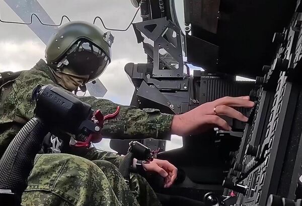 Пилот стратегического сверхзвукового ракетоносца Ту-160  - Sputnik Латвия
