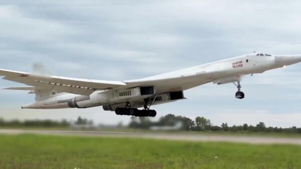 Стратегический сверхзвуковой ракетоносец Ту-160 - Sputnik Латвия