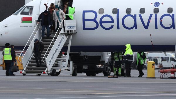 Самолет Embraer E195LR белорусской национальной авиакомпании Belavia - Sputnik Латвия