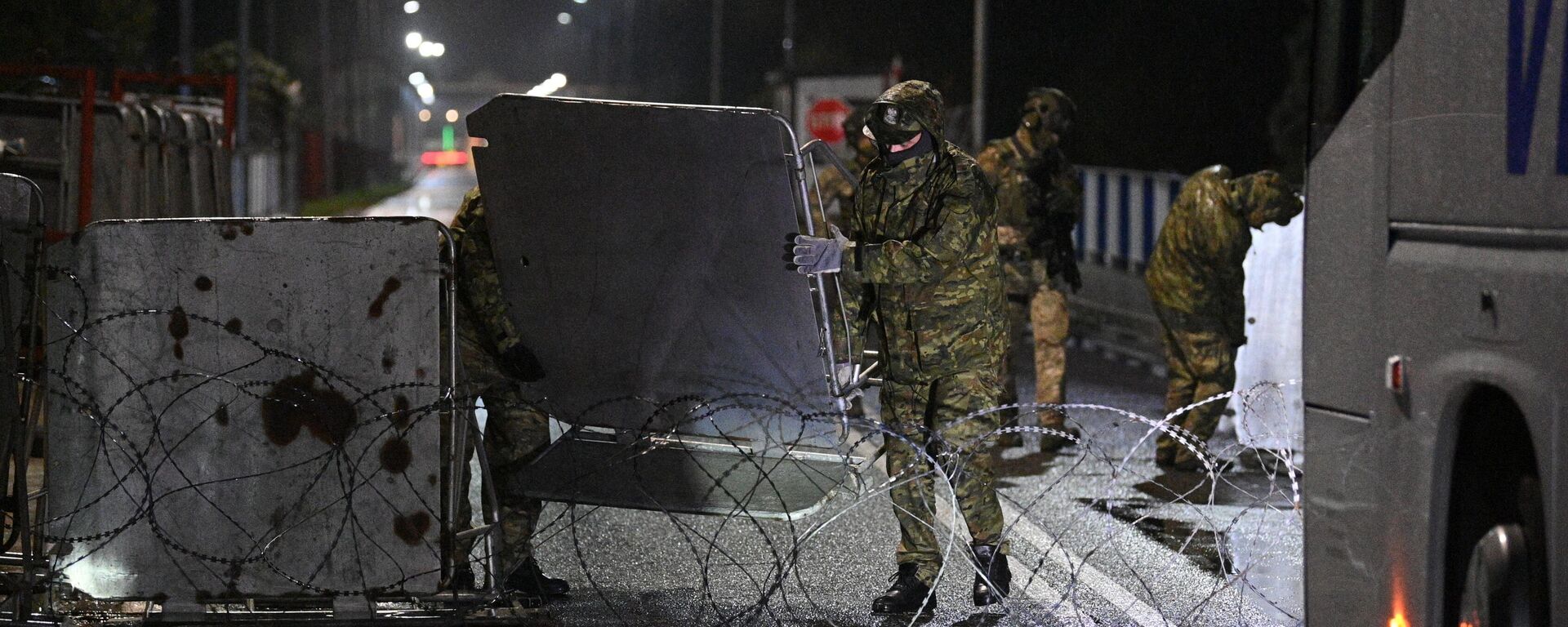 Польские пограничники обустраивают заграждение на белорусско-польской границе - Sputnik Латвия, 1920, 13.09.2025