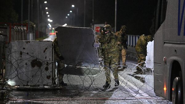 Польские пограничники обустраивают заграждение на белорусско-польской границе - Sputnik Латвия
